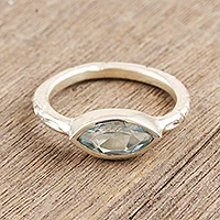 Blauer Topas-Einzelstein-Ring, „Delicate Eye“ – Blauer Topas-Ring im Marquise-Schliff aus Indien