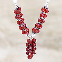 Halskette mit Anhänger aus Onyxperlen, „Dazzling Bouquet“ – Halskette mit Anhänger aus roten Onyxperlen aus Indien