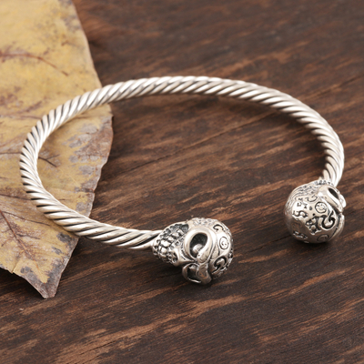 Manschettenarmband aus Sterlingsilber, 'Twin Skulls - Handwerklich gefertigtes Schädelmanschetten-Armband aus Indien