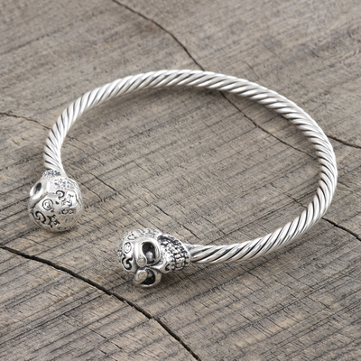 Manschettenarmband aus Sterlingsilber, 'Twin Skulls - Handwerklich gefertigtes Schädelmanschetten-Armband aus Indien