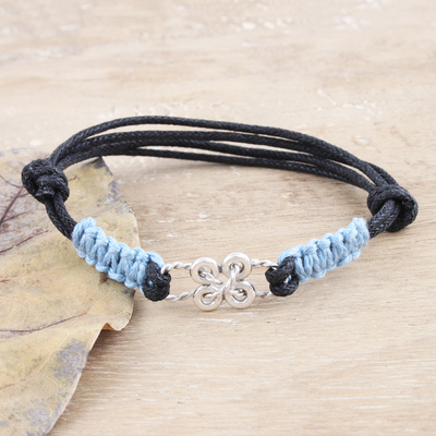 Einheitsarmband aus Sterlingsilber, „Building a Bridge“ – blaues Makramee-Armband mit schwarzer Kordel und silbernem Infinity-Knoten-Einheitsarmband