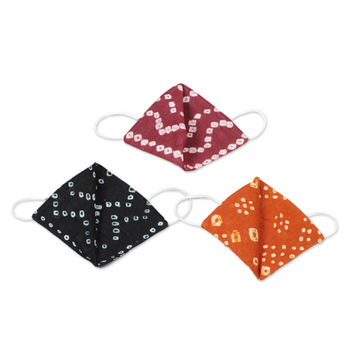 Baumwoll-Gesichtsmasken, „Bandhani Trio“ (3er-Set) – 3 Bandhani-Gesichtsmasken aus gefärbter Baumwolle, 1 Orange, 1 Schwarz, 1 Burgund