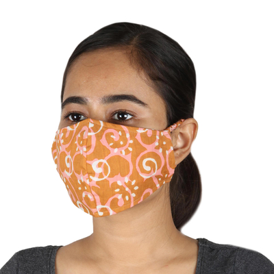 Gesichtsmasken aus Baumwolle, (3er-Set) - 3 rosa-weiße Wirbeldrucke auf orangefarbenen Baumwollmasken aus Indien