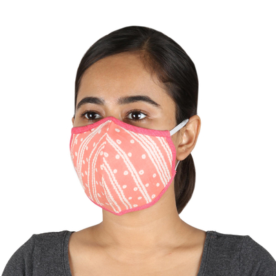Baumwoll-Gesichtsmasken, „Rosy Cheer“ (Paar) – 2 dreilagige rosa-elfenbeinblaue Gesichtsmasken mit Baumwolldruck