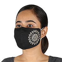 Baumwoll-Gesichtsmasken, „Mandala Moon“ (Paar) – 2 handbestickte konturierte schwarze Baumwoll-Gesichtsmasken