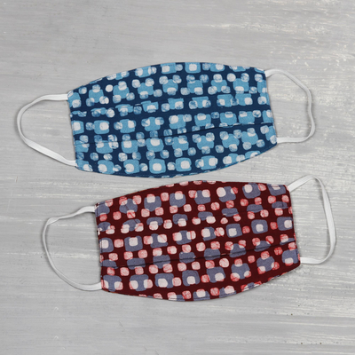 Wende-Gesichtsmasken aus Baumwolle, (Paar) - 1 blaue und 1 burgunderrote 2-lagige plissierte Baumwollmaske mit Blockdruck
