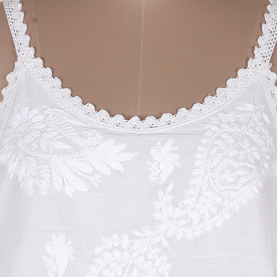 Kleid mit besticktem Baumwoll-Overlay - Weißes, besticktes Baumwoll-Sommerkleid mit Spaghettiträgern