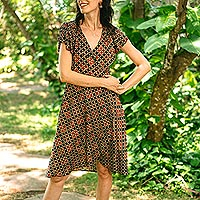 Viskose-Wickelkleid, „Creative Fusion“ – Wickelkleid mit auffälligem Print aus Viskose aus Indien