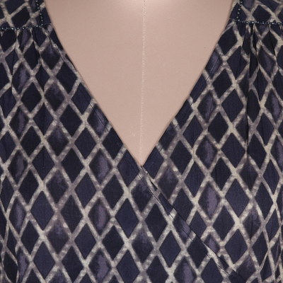 Wickelkleid aus indigofarbener Viskose mit Perlen
