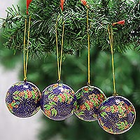 Pappmaché-Ornamente, „Holiday Geraniums“ (4er-Set) - Marineblaue florale Pappmaché-Weihnachtsornamente (4er-Set)