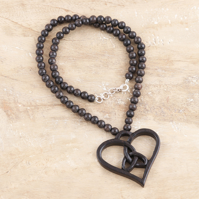 Halskette mit Ebenholzanhänger, 'Heart of Darkness'. - Herzanhänger-Halskette aus Ebenholz mit Perlen