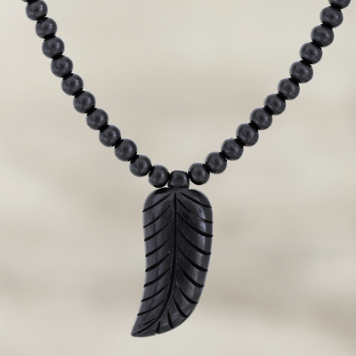 Anhänger-Halskette aus Ebenholz, 'Majestic Leaf', 'Majestic Leaf - Handgefertigte Halskette aus Ebenholzanhänger mit Blattmotiv