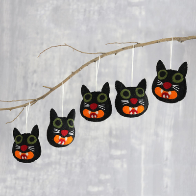Ornamente aus Wollfilz, 'Schwarze Katzen' (Satz von 5 Stück) - Handgefertigte Ornamente aus schwarzem Katzenwollfilz (5er-Set)