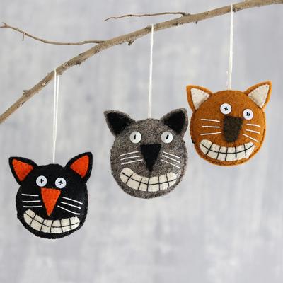 Ornamente aus Wollfilz, 'Halloween-Katzen' (3er-Satz) - Niedliche Halloween-Katzenornamente aus Indien (3er-Set)