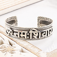 Brazalete de plata esterlina, 'Oración de Shiva' - Brazalete hindi de plata esterlina hecho a mano