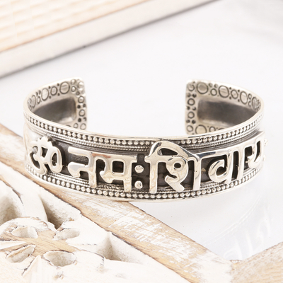 Manschettenarmband aus Sterlingsilber, 'Shiva-Gebet'. - Handgefertigtes Hindi-Manschettenarmband aus Sterlingsilber