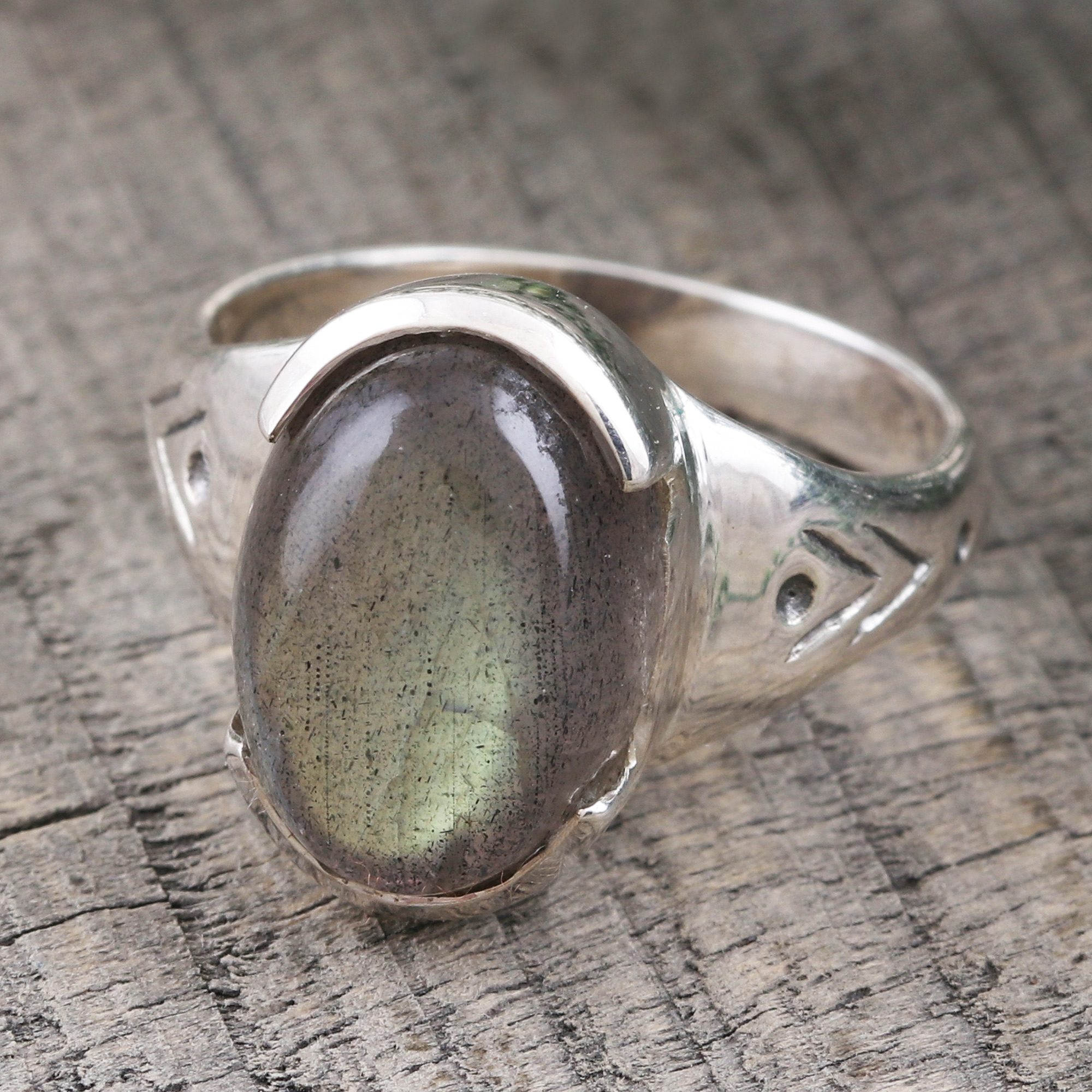 Handcrafted Splendid Labradorite silver ring