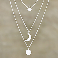 Halskette mit Anhänger aus Sterlingsilber, „Tipsy Moon“ – handgefertigte Halskette mit Halbmondanhänger aus Sterlingsilber