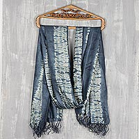 Mantón de seda teñido anudado, 'Sea Storm' - Mantón de seda teñido anudado en azul y marfil hecho artesanalmente
