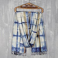 Batik-Seidenschal, „Blue Tide“ – Kunsthandwerklich gefertigter Batik-Seidenschal aus Indien
