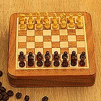Juego de ajedrez de viaje de madera, 'Viajando con la realeza' - Mini juego de ajedrez de viaje de madera tallada a mano