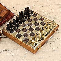 Schachspiel aus Speckstein, „Mughal Leisure“ – handgeschnitztes Schachspiel aus Speckstein