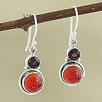 Granat- und Karneol-Ohrhänger, „Bezauberndes Paar in Rot“ – Von Hand gefertigte Granat- und Karneol-Edelstein-Ohrhänger