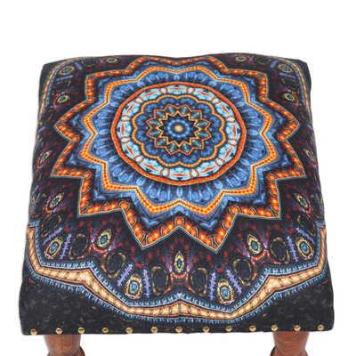 Taburete de pie otomano tapizado - Otomana con motivo de mandala multicolor y patas de madera
