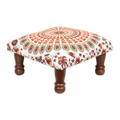 Gepolsterter Ottoman-Fußhocker, „Mandala Grandeur in Orange“ – mehrfarbiger Ottoman mit Mandala-Motiv und Holzbeinen