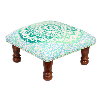 Taburete otomano tapizado, 'Green Magnificence' - Otomana con motivo de mandala verde y patas de madera