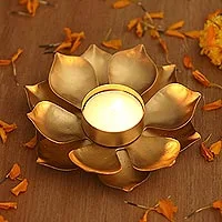 Portavelas de acero con forma de flor de loto, 'Golden Lotus Glow' - Portavelas con forma de flor de loto de acero con acabado dorado