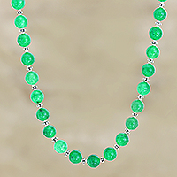 Onyx-Perlenhalskette, „Supernatural“ – Handgefertigte grüne Onyx-Perlenhalskette aus Indien