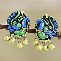 Pendientes colgantes de cerámica, 'Preening Peacock' - Pendientes colgantes de pavo real de cerámica pintados a mano