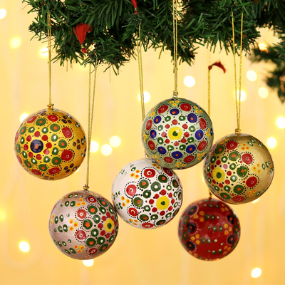 Pappmaché-Ornamente, 'Farben der Weihnacht' (6er-Satz) - Mehrfarbige Papiermaché-Ornamente (Satz von 6 Stück)