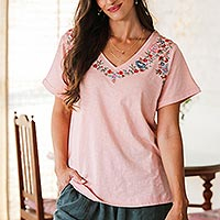 Besticktes Baumwoll-T-Shirt, „Spring Glee in Petal Pink“ – Besticktes rosa Baumwoll-T-Shirt aus Indien