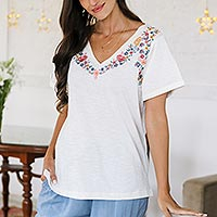 Besticktes Baumwoll-T-Shirt „Spring Glee in Off-White“ – besticktes Baumwoll-T-Shirt mit Blumenmotiv