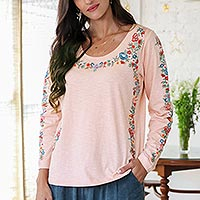 Besticktes Baumwoll-T-Shirt, „Floral Ode in Petal Pink“ – besticktes Baumwoll-Langarm-T-Shirt