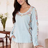 Besticktes Baumwoll-T-Shirt, „Floral Ode in Celadon“ – Besticktes blaues Baumwoll-T-Shirt