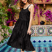 Besticktes Overlay-Kleid aus Baumwolle, „Black Summer Paisley“ – Handbesticktes schwarzes Baumwoll-Sommerkleid aus Indien