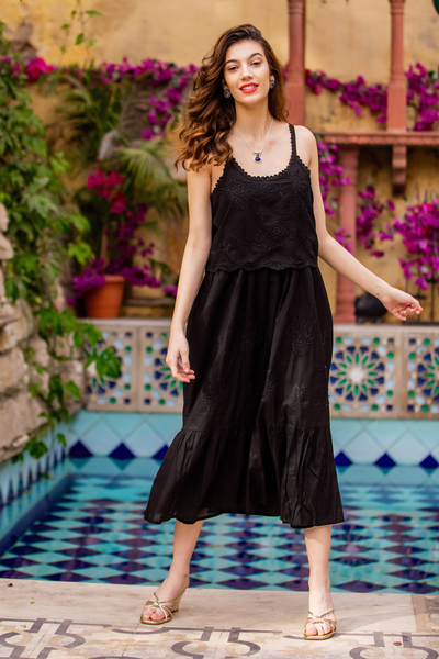 Kleid mit besticktem Baumwoll-Overlay - Handbesticktes Sommerkleid aus schwarzer Baumwolle aus Indien