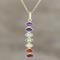 Vergoldete Halskette mit Anhänger aus mehreren Edelsteinen, „Chakra Stones“