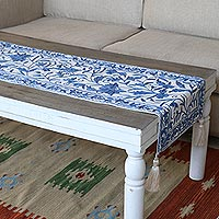 Camino de mesa de algodón cosido en cadeneta, 'Hojas de Cachemira en azul' - Camino de mesa de algodón cosido en cadeneta azul y blanco