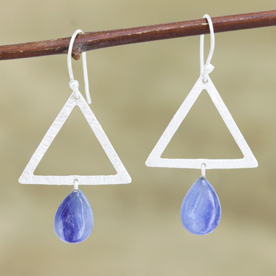 Kyanit-Ohrhänger, 'Blaues Dreieck' - Dreieckige Ohrringe aus Kyanit und Sterlingsilber