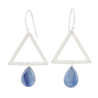 Kyanit-Ohrhänger, 'Blaues Dreieck' - Dreieckige Ohrringe aus Kyanit und Sterlingsilber