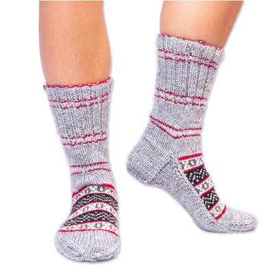 Handgestrickte Socken im Slipper-Stil - Dicke, handgestrickte, wadenlange graue Wintersocken im Slipper-Stil