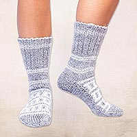 Handgestrickte Socken im Slipper-Stil, „Himalayan Stars“ – Handgestrickte, dicke Socken im Slipper-Stil aus fairem Handel in Grau und Weiß