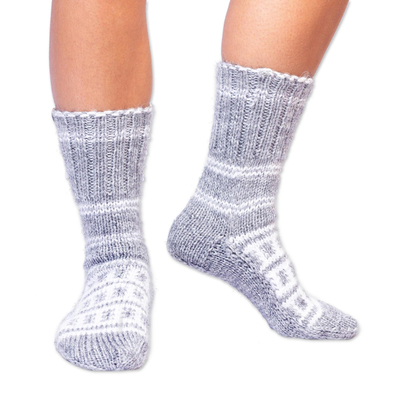 Handgestrickte Socken im Slipper-Stil - Fair gehandelte, handgestrickte dicke Socken im Slipper-Stil in Grau und Weiß