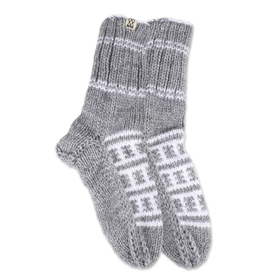 Handgestrickte Socken im Slipper-Stil - Fair gehandelte, handgestrickte dicke Socken im Slipper-Stil in Grau und Weiß