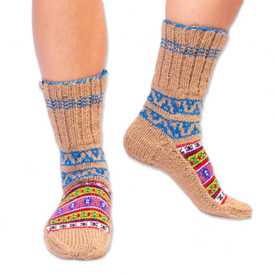 Handgestrickte, geometrisch gemusterte, dicke Socken im Slipper-Stil