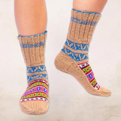 Handgestrickte, geometrisch gemusterte, dicke Socken im Slipper-Stil